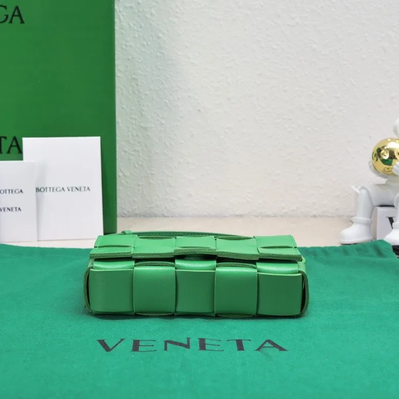 Batch 1320, ready to ship, first release on the whole network ♨️♨️ (mini size) BV sheepskin + 15 grid cassette + limited edition 🉑️🉑️🉑️ Classic style, high-end simplicity, this upper body is super refreshing! Paired with the BV parrot green on the sides, it’s very stylish but not exaggerated! Model: 7587 Size: 19*5.5*12cm